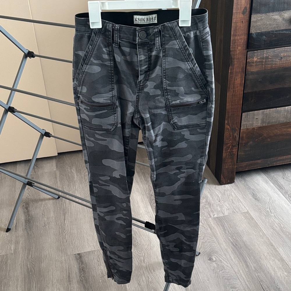 Knox Rose Women's Dark Gray Camo Cargo Jeans